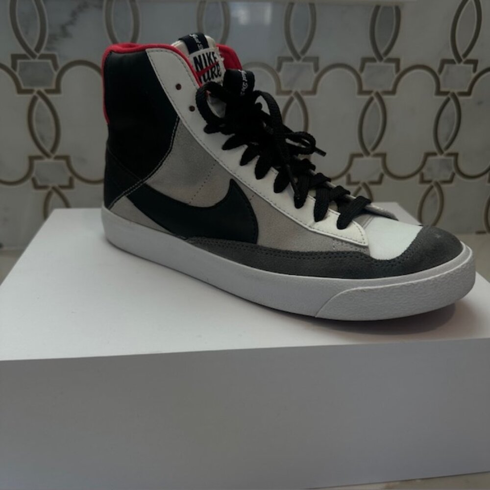 NIKE BLAZER MID '77 SE D (GS) WHITE-BLACK SZ 6Y-WOMENS SZ 7.5